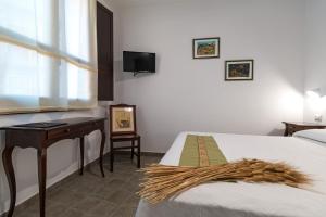 سرير أو أسرّة في غرفة في Ghivine Albergo Diffuso
