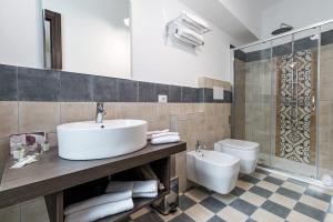 حمام في Ghivine Albergo Diffuso