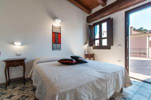 Ghivine Albergo Diffuso في دورغالي: غرفة نوم بها سرير ونافذة كبيرة