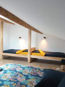 - une chambre avec 2 lits superposés dans l'établissement Le Tamaris Chambres d'hôtes, à Sainte-Hermine