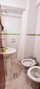 biała łazienka z toaletą i umywalką w obiekcie SOYSOL.DEPARTAMENTOS w mieście San Salvador de Jujuy