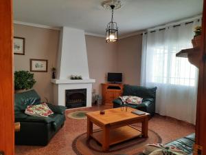 伊斯納哈爾的住宿－Casa Arroyo - Rosa & Nispero，客厅配有两张沙发和一张咖啡桌