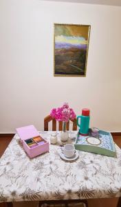 une table avec un tissu de table avec des fleurs et une peinture dans l'établissement SOYSOL.DEPARTAMENTOS, à San Salvador de Jujuy