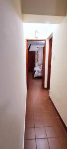 聖薩爾瓦多德胡胡伊的住宿－SOYSOL.DEPARTAMENTOS，走廊上铺着瓷砖地板