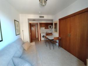 salon z kanapą i stołem w obiekcie APARTAMENTO VISTAS LATERALES AL MAR SEGUNDA PLANTA w mieście Isla Canela +8 zdjęć