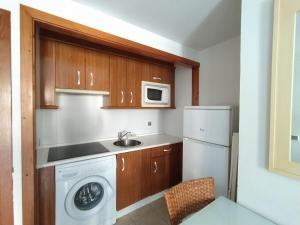 kuchnia z pralką i zlewem w obiekcie APARTAMENTO VISTAS LATERALES AL MAR SEGUNDA PLANTA w mieście Isla Canela