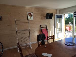 un comedor con una mesa y una habitación con una pared en les salines de la turballe, en La Turballe