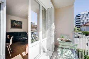 balkon z widokiem na salon w obiekcie L'Annexe du 43 - Beautiful T3 for 4 people with balcony w Annecy