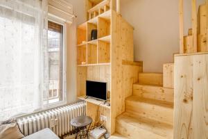 Televízia a/alebo spoločenská miestnosť v ubytovaní Studio Cardinal - Study mezzanine refait à neuf proche de la gare
