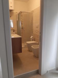 ein Badezimmer mit zwei Waschbecken, einem WC und einer Dusche in der Unterkunft b&b casa vacanze Rebi house in San Giorgio Albanese