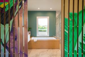Ein Badezimmer in der Unterkunft La Pagerie - Tropical Garden Hotel
