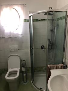 łazienka z prysznicem, toaletą i umywalką w obiekcie CASA GAIA - Limoncello - parcheggio privato incluso w mieście Levanto +15 zdjęć