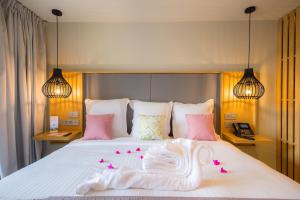 Ein Bett oder Betten in einem Zimmer der Unterkunft La Pagerie - Tropical Garden Hotel