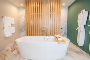 Ein Badezimmer in der Unterkunft La Pagerie - Tropical Garden Hotel