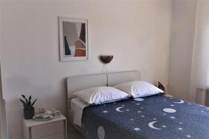 Un dormitorio con una cama con un edredón azul. en Family rooms Moela, en Umag