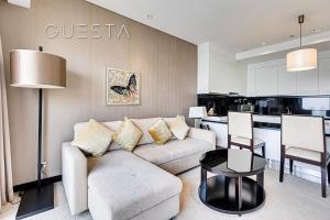 una sala de estar con un sofá y una mesa en Marina Mall Apartments, Dubai Marina, en Dubái 33 fotos más