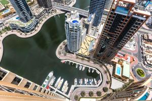 z góry widok na miasto z budynkami i wodą w obiekcie Marina Mall Apartments, Dubai Marina w Dubaju