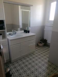 Verfeuil的住宿－Villa entre vigne et lavande，白色的浴室设有水槽和镜子