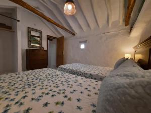 伊斯納哈爾的住宿－Casa Arroyo - Rosa & Nispero，一间卧室,配有两张床