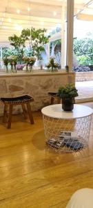 Zimmer mit einem Tisch, einer Bank und Bonsaibäumen in der Unterkunft BorgoAntico34 - Luxury Room in Molfetta