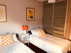 מיטה או מיטות בחדר ב-Precioso alojamiento con jardín en Guriezo