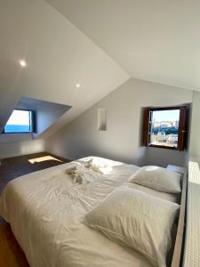 Postel nebo postele na pokoji v ubytování La Casa del Mare - Bastia centre vue Mer et citadelle