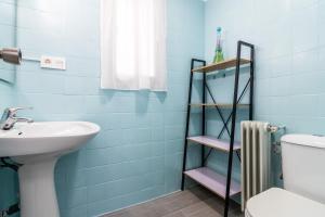 A bathroom at tuGuest Manuel de Falla Apartment