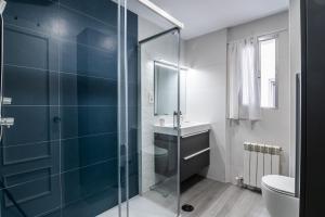 A bathroom at tuGuest Manuel de Falla Apartment