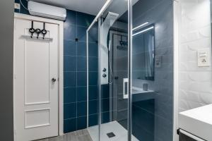 A bathroom at tuGuest Manuel de Falla Apartment Még 12 kép