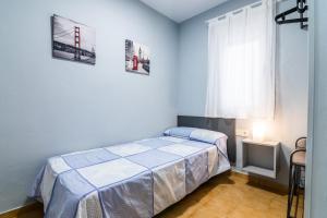 A bed or beds in a room at tuGuest Manuel de Falla Apartment