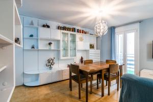 A kitchen or kitchenette at tuGuest Manuel de Falla Apartment