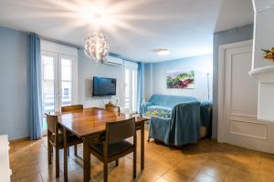 A television and/or entertainment centre at tuGuest Manuel de Falla Apartment