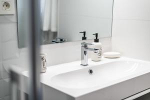 A bathroom at tuGuest Manuel de Falla Apartment