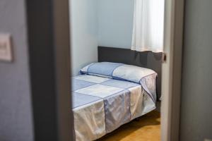 A bed or beds in a room at tuGuest Manuel de Falla Apartment