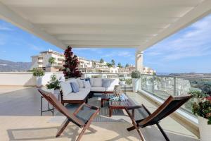 ミハス・コスタにあるMijas golf - Mijas Costa - Luxury Apartmentsのパティオ(ソファ、椅子付)