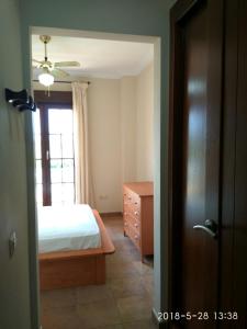 um quarto com uma cama, uma cómoda e uma janela em PRECIOSO APARTAMENTO JUNTO AL MAR em Isla Canela