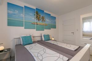 sypialnia z łóżkiem z palmami na ścianie w obiekcie Apartments Tina Stinjan w Puli +37 zdjęć
