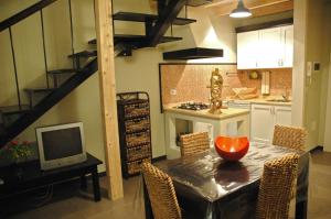a kitchen and dining room with a table and a television at B&B di Pino Conte in Serrano