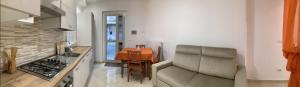 - une cuisine avec un canapé et une table dans l'établissement Da Cristina Con Amore, à Taormine