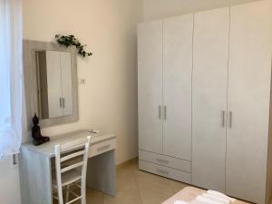 La salle de bains blanche est pourvue d'une coiffeuse et d'un miroir. dans l'établissement Da Cristina Con Amore, à Taormine
