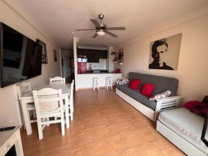 uma sala de estar com um sofá e uma mesa em Seafront Golden Mile Las Americas Hard Rock em Arona