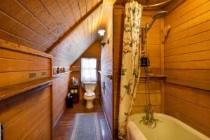 un baño con inodoro y bañera en Gold Mountain Manor, en Big Bear City