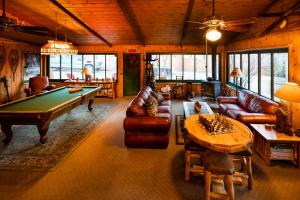 ein Wohnzimmer mit einem Billardtisch und Sofas in der Unterkunft Gold Mountain Manor in Big Bear City