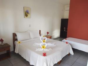 Un dormitorio con una cama con un conejito. en Pousada Costa do Sol, en Canavieiras