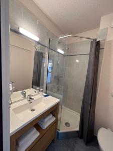 Salle de bains dans l'établissement Brit Hotel Saumur