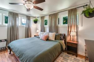 Krevet ili kreveti u jedinici u okviru objekta Cozy Love Nest 1br - Minutes To Downtown Asheville