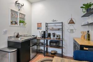Kjøkken eller kjøkkenkrok på Cozy Love Nest 1br - Minutes To Downtown Asheville
