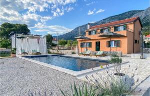 een huis met een zwembad voor een huis bij Nice Home In Vrgorac With Wifi in Vrgorac