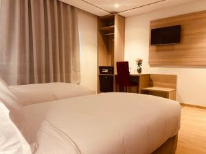 Postel nebo postele na pokoji v ubytování Fajr Hotel