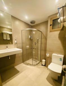 Koupelna v ubytování Fajr Hotel